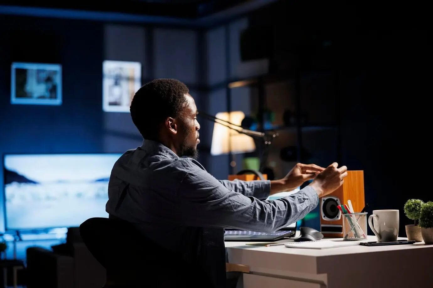 Hombre joven escribiendo recordatorios en notas adhesivas mientras estudia.