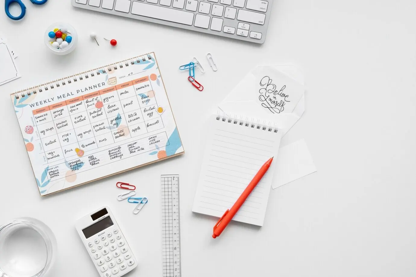 Bodegón de un bullet journal colorido y sobrecargado