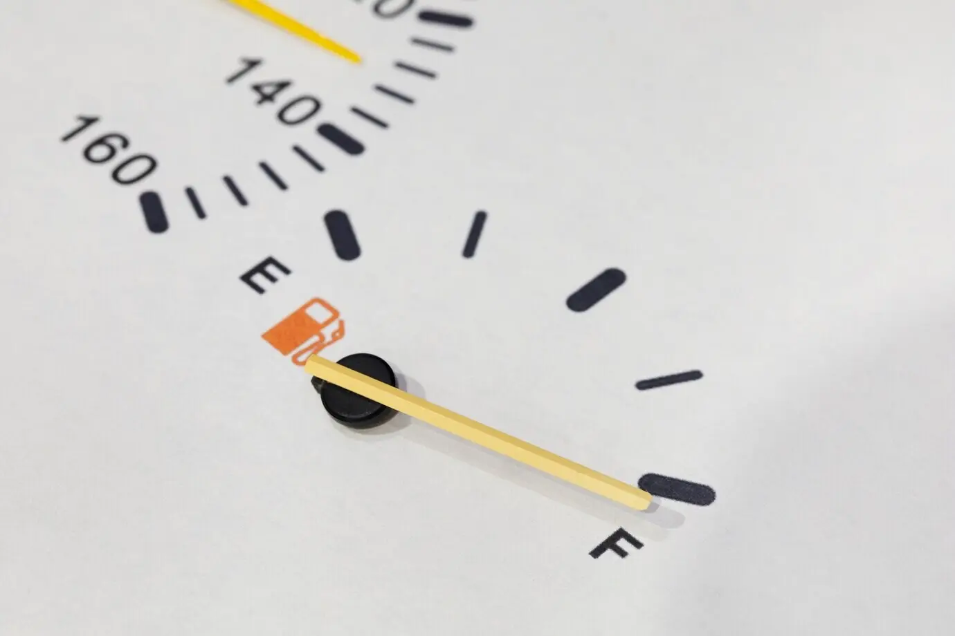 Primer plano del indicador de nivel de combustible en un vehículo.